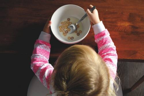 niña anonima comiendo cereales