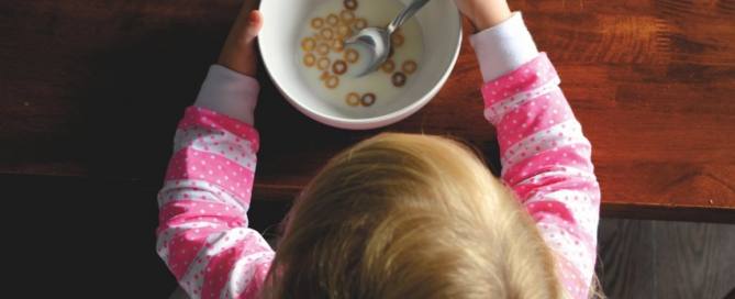 niña anonima comiendo cereales