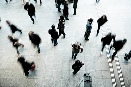 Vista cenital de personas andando por un hall