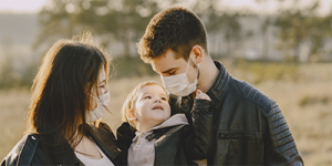 familia con mascarilla